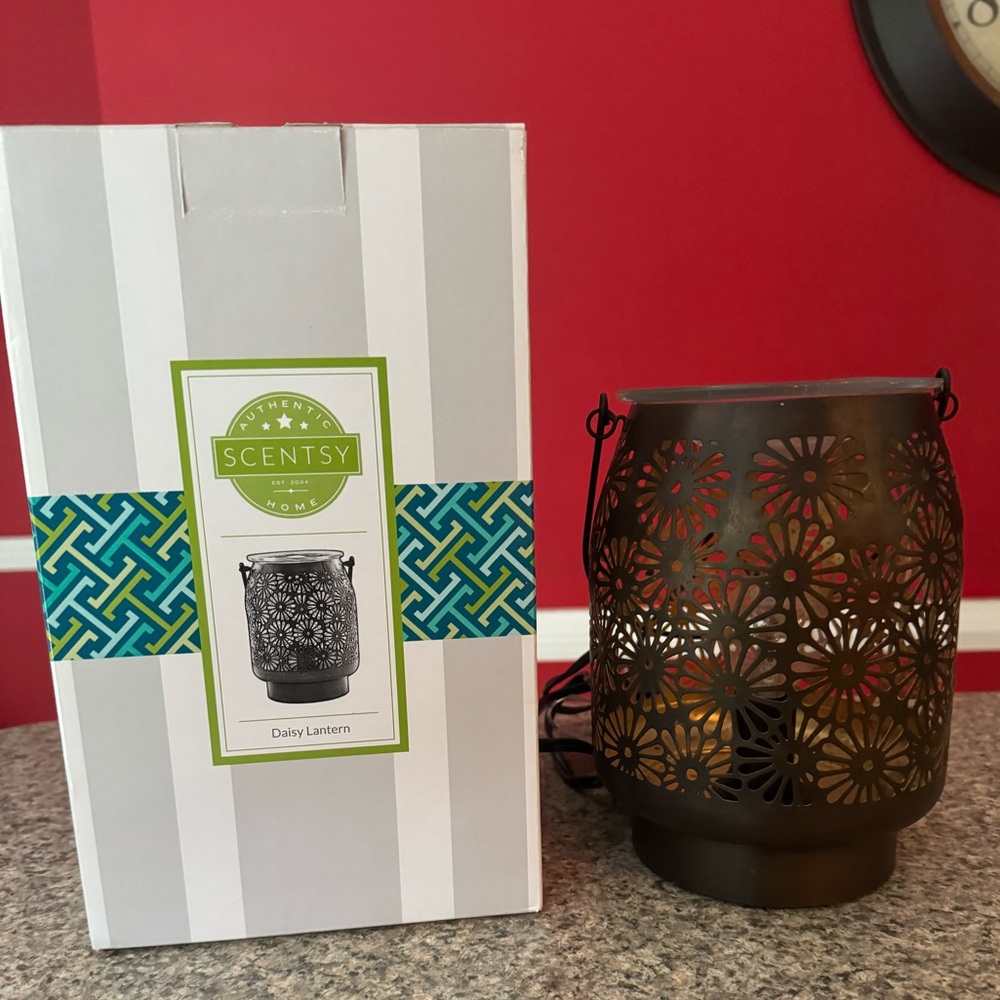 Full size Scentsy warmer. “Daisy lantern“